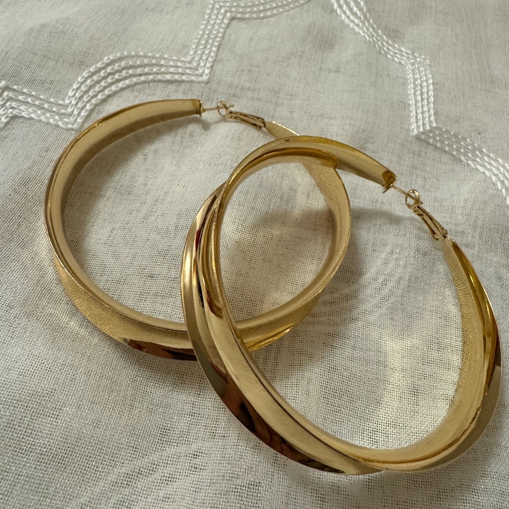 Elegant Gold Hoop Earrings